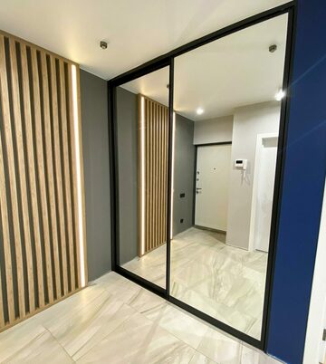 Встроенный зеркальный шкаф-купе На рисунке изображен зеркальный шкаф-купе с дверьми в черном профиле