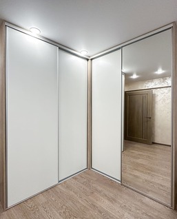 Встроенный шкаф-купе Двухдверный шкаф-купе со вставками в двери из стекол Lacobel