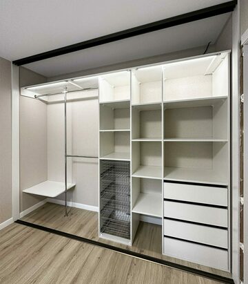 Белый шкаф-купе с подсветкой Внутреннее наполнение шкафа-купе