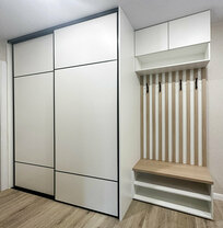 Встроенный шкаф-купе с входной зоной На рисунке изображен встроенный шкаф-купе в белом цвете с входной зонойи