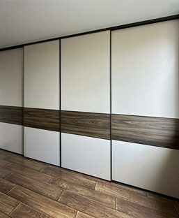 Четырехдверный шкаф-купе Шкаф-купе с однотонными дверьми и древесными вставками