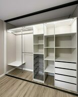 Белый шкаф-купе с подсветкой Внутреннее наполнение шкафа-купе