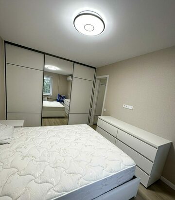 Белый шкаф-купе с подсветкой Шкаф-купе в интерьере комнаты