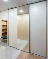 Встроенный шкаф-купе с подсветкой, вид спереди Встроенный шкаф-купе в прихожей