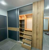 Встроенный шкаф-купе с внешним углом На рисунке изображен встроенный угловой шкаф-купе с подсветкой и открытой дверью