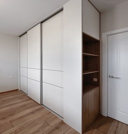 Шкаф-купе + распашной шкаф Встроенный зеркальный шкаф-купе с карнизом + распашной шкаф