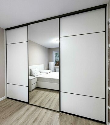 Белый шкаф-купе с подсветкой Шкаф-купе с тремя дверьми в узком темном профиле