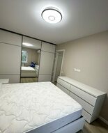 Белый шкаф-купе с подсветкой Шкаф-купе в интерьере комнаты