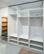 Внутреннее наполнение шкафа Встроенный шкаф-купе в прихожей