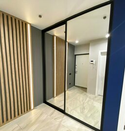 Встроенный зеркальный шкаф-купе На рисунке изображен зеркальный шкаф-купе с дверьми в черном профиле