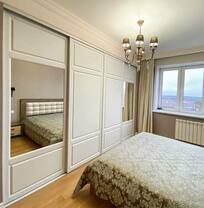 Встроенный шкаф-купе с дверьми из МДФ На рисунке изображен шкаф-купе с дверьми из фрезерованного МДФ в белой пленке с зеркалами