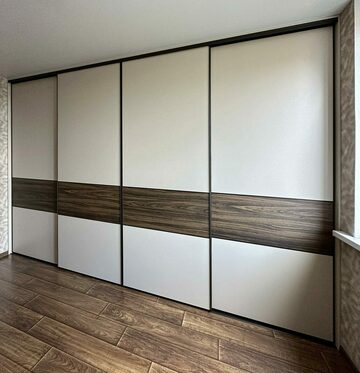 Четырехдверный шкаф-купе Шкаф-купе с однотонными дверьми и древесными вставками