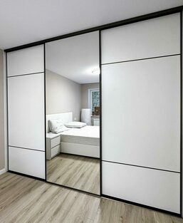 Белый шкаф-купе с подсветкой Шкаф-купе с тремя дверьми в узком темном профиле